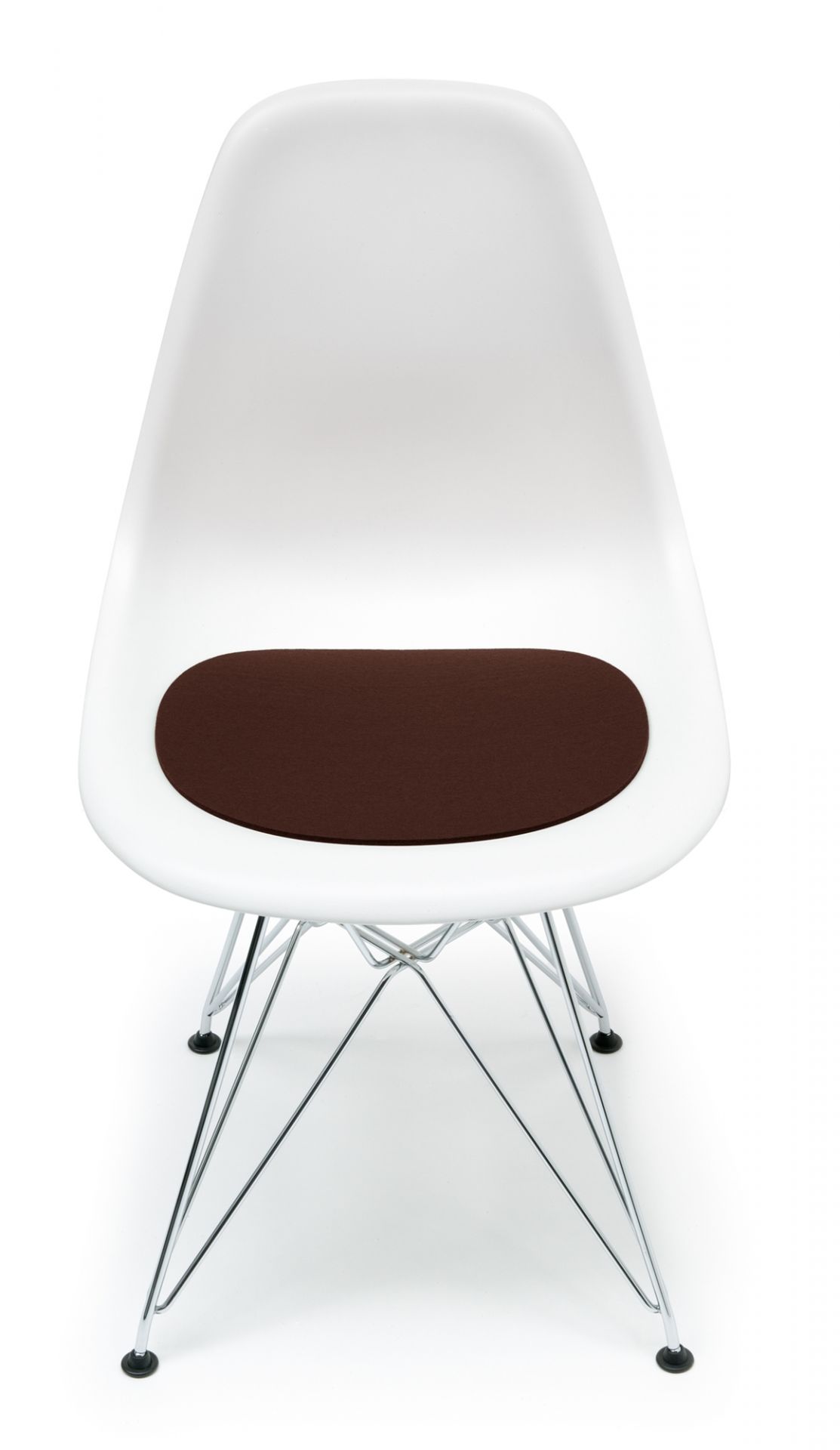 Weißer Eames Plastic Side Chair mit schokobrauner Hey Sign Filz Sitzauflage für DSR/DSW Stühle.
